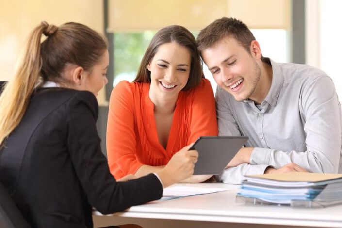 Seller showing on line product to the customers